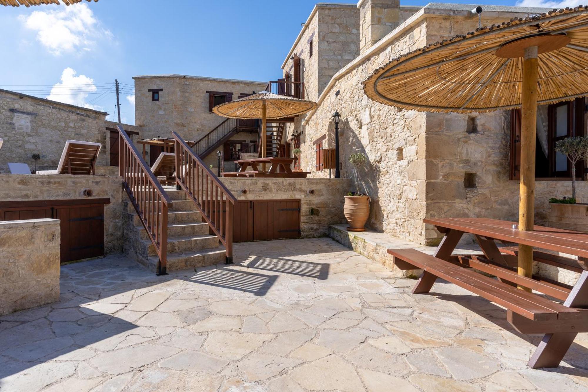Stone Court Boutique Studios Miliou Exterior foto