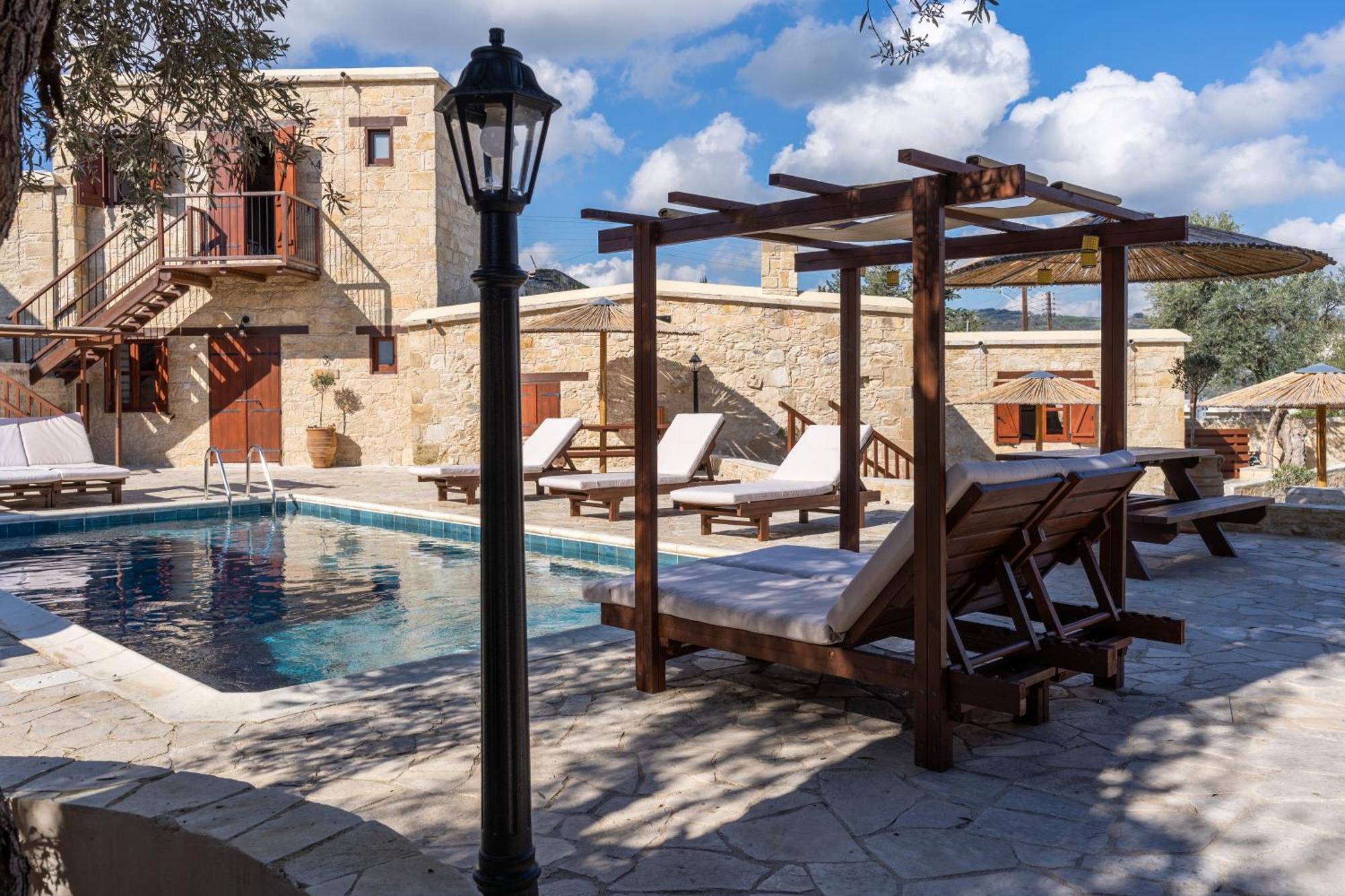 Stone Court Boutique Studios Miliou Exterior foto